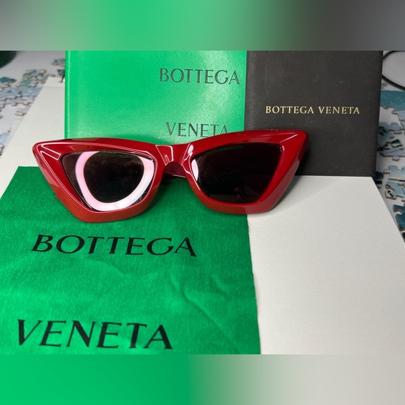 Bottega Veneta BV1101S
Red 005 / Red Mirror Lens
53-17-140 Sunglasses - Picture 1 of 16